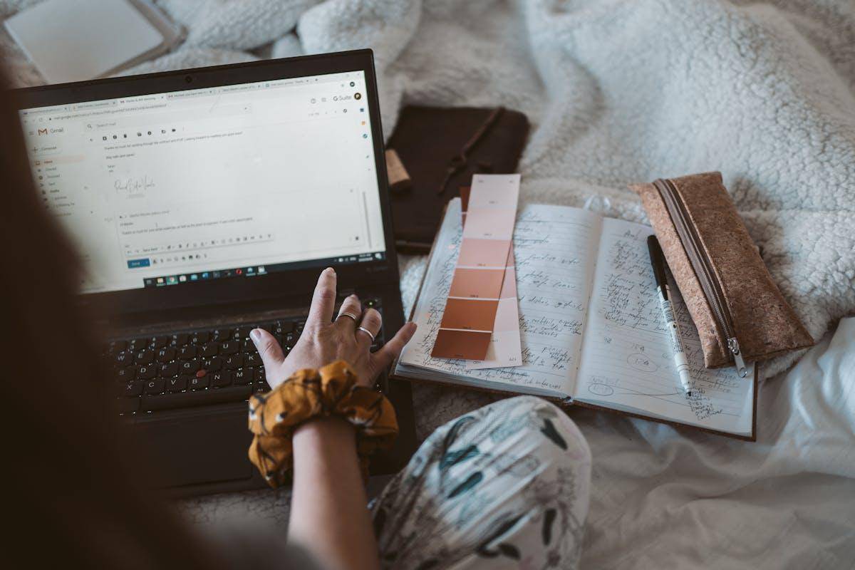 ilustrasi mengurangi email spam (pexels.com/Taryn Elliott)
