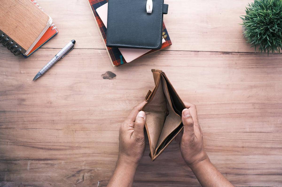 ilustrasi dompet kosong (pexels.com/Towfiqu barbhuiya)