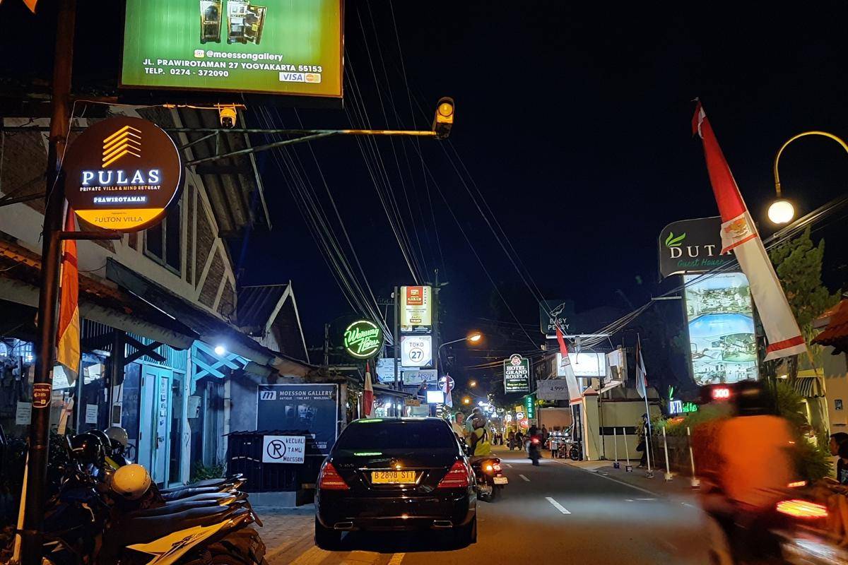 Kawasan Jalan Prawirotaman saat malam hari
