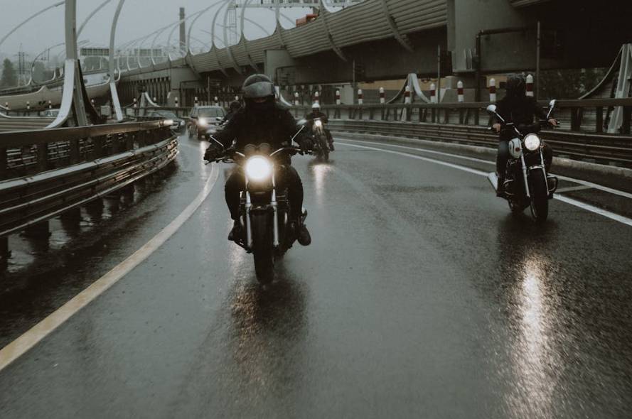 illustrasi mengendarai motor saat hujan (pexels.com/cottonbro studio)