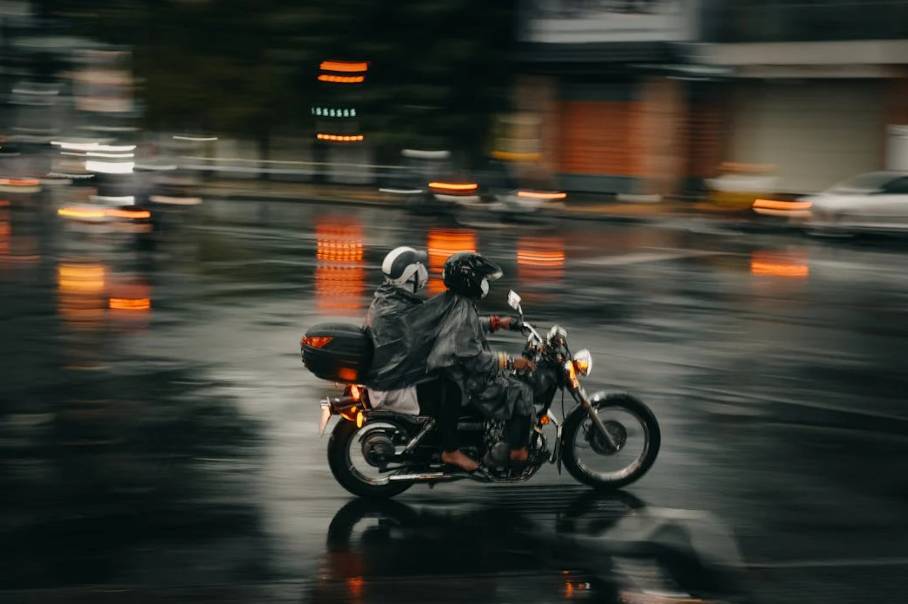 illustrasi mengendarai motor saat hujan (pexels.com/Pew Nguyen)