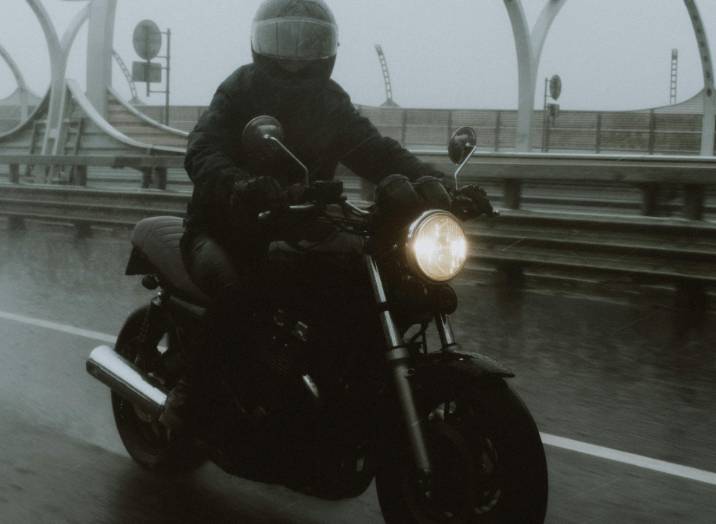 illustrasi mengendarai motor saat hujan (pexels.com/cottonbro studio)