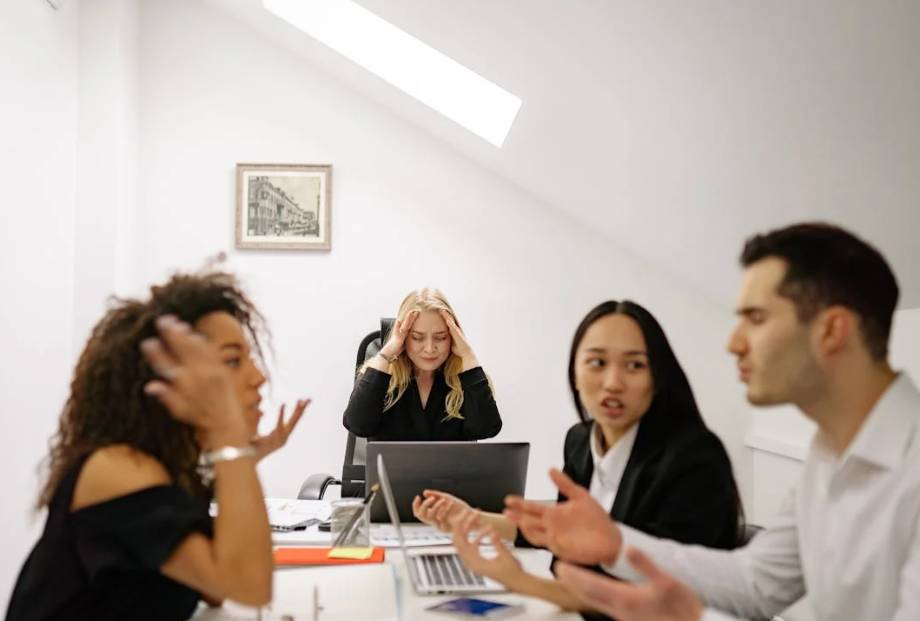 illustrasi terjebak drama kantor