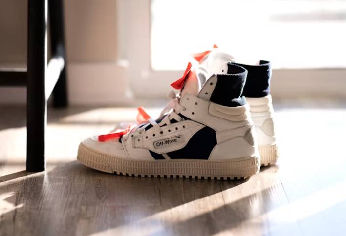illustrasi sneakers high-top (unsplash.com/Pat Kwon)
