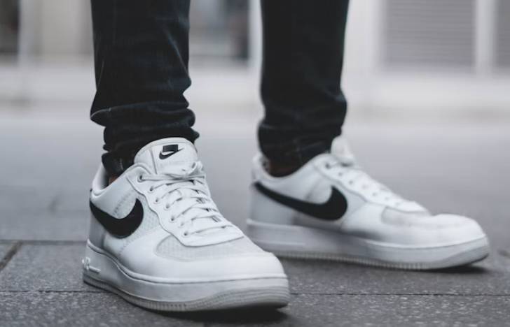 illustrasi sneakers low-top (unsplash.com/Louis Droege)
