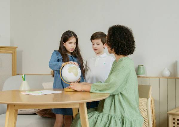 illustrasi diskusi orang tua dan anak (pexels.com/Artem Podrez)