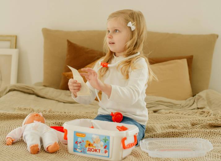 illustrasi anak free play dokter (pexels.com/Polesie Toys)