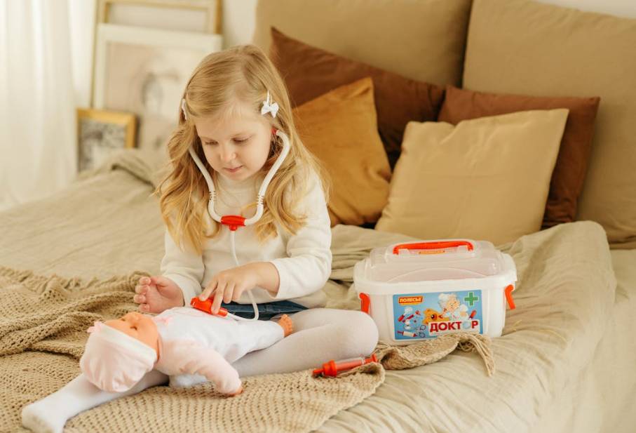 illustrasi anak free play dokter (pexels.com/Polesie Toys)