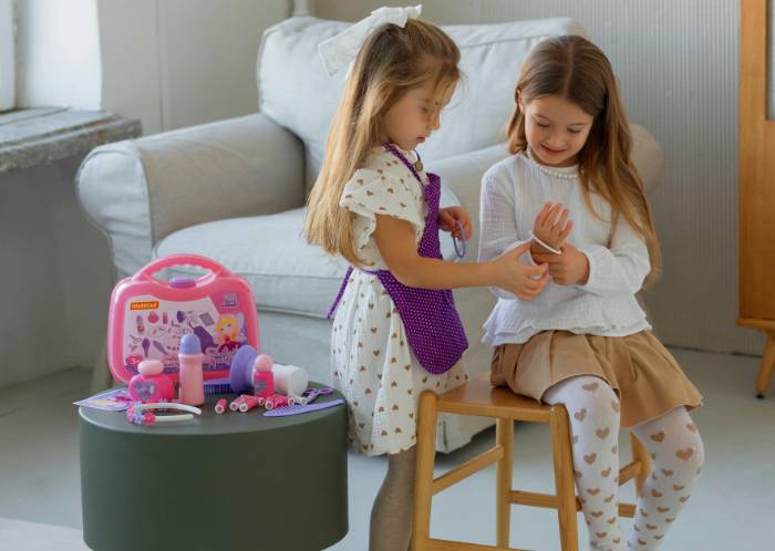 illustrasi anak berbagi peran dengan teman (pexels.com/Polesie Toys)