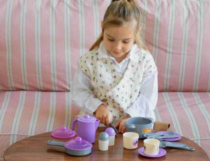 illustrasi anak free play masak-masak (pexels.com/Polesie Toys)