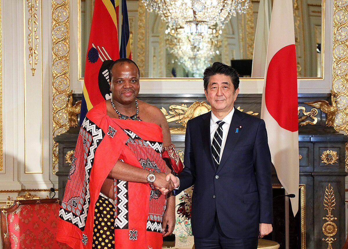 Pertemuan Raja Eswatini Mswati III dengan Perdana Menteri Jepang Shinzo Abe pada tahun 2019. (commons.wikimedia.org/首相官邸ホームページ)