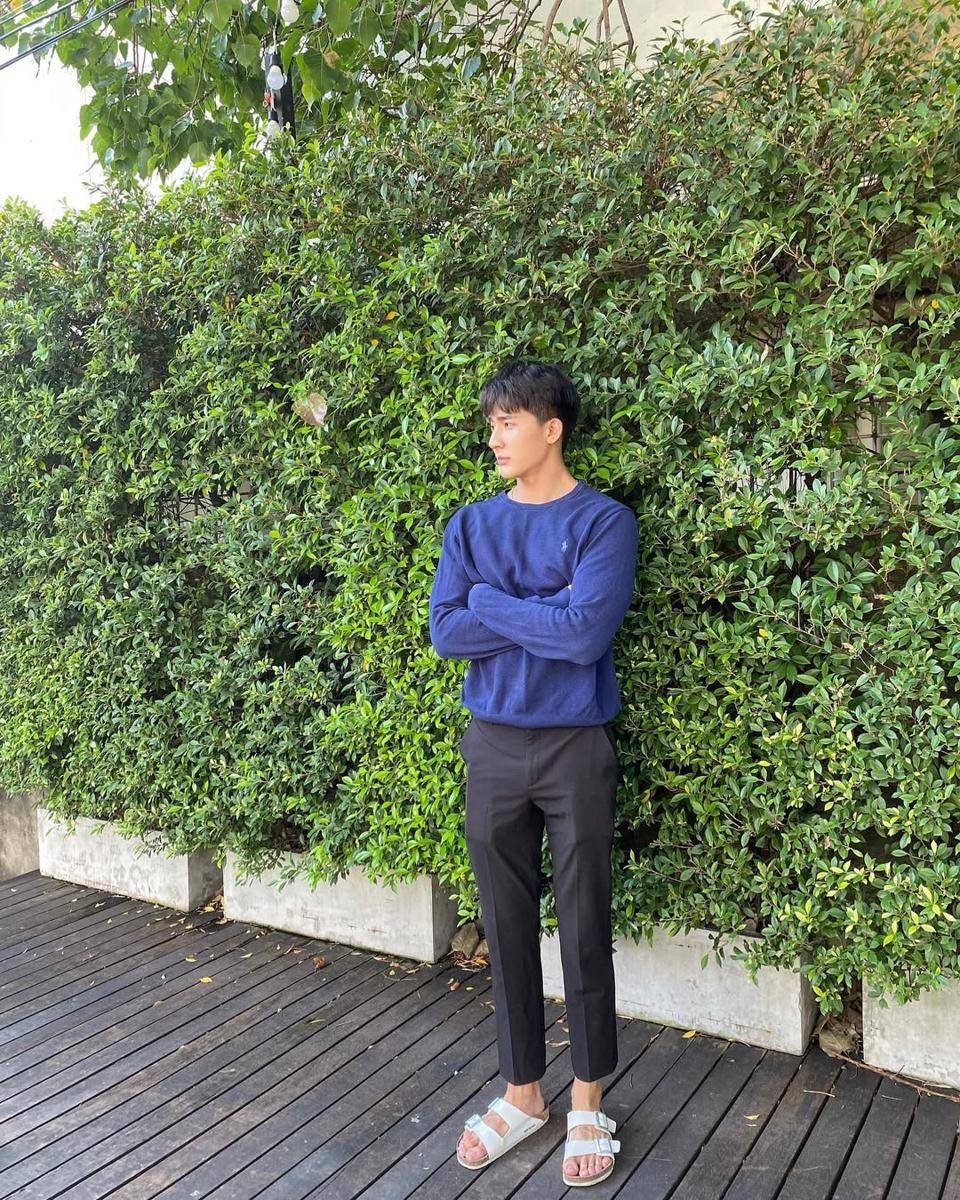 styling sweatshirt ala Earth Pirapat (instagram.com/theearthe)