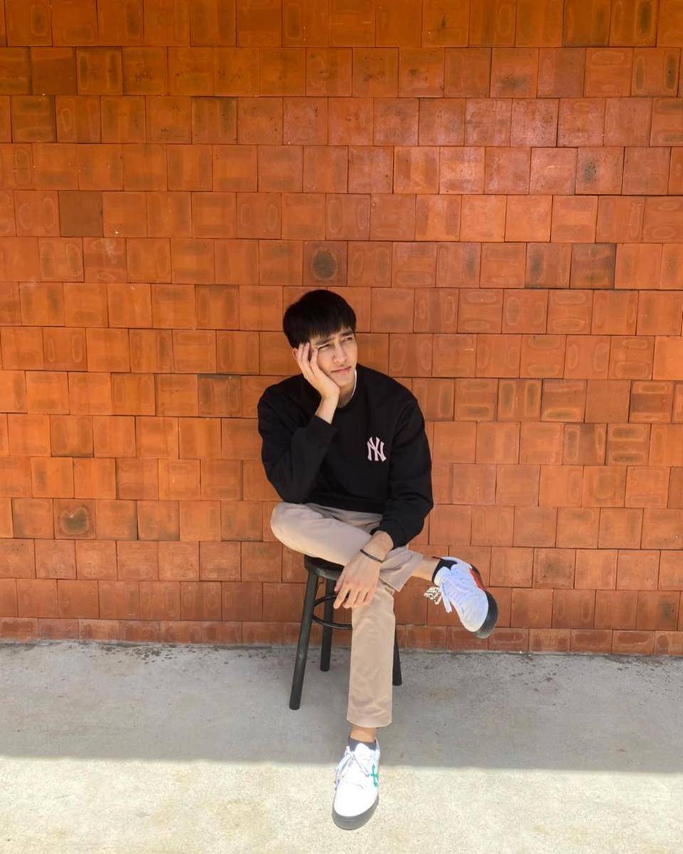 styling sweatshirt ala Earth Pirapat (instagram.com/theearthe)