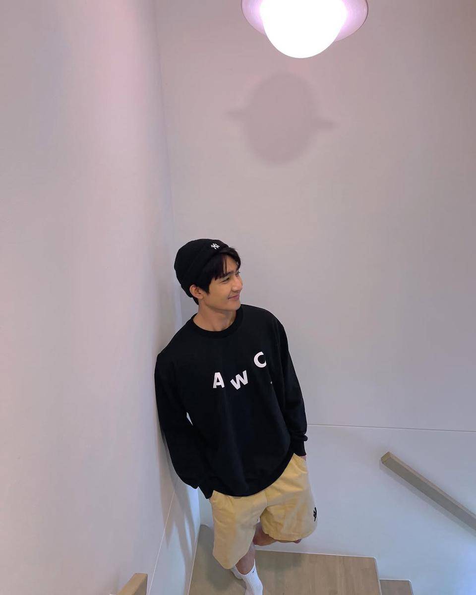 styling sweatshirt ala Earth Pirapat (instagram.com/theearthe)