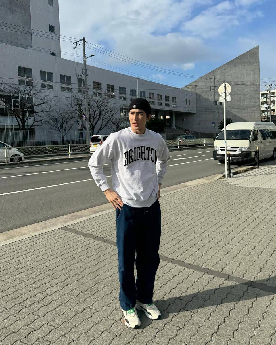 styling sweatshirt ala Earth Pirapat (instagram.com/theearthe)
