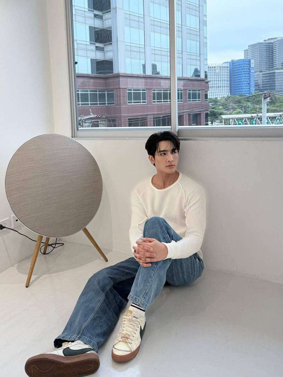 styling sweatshirt ala Earth Pirapat (instagram.com/theearthe)