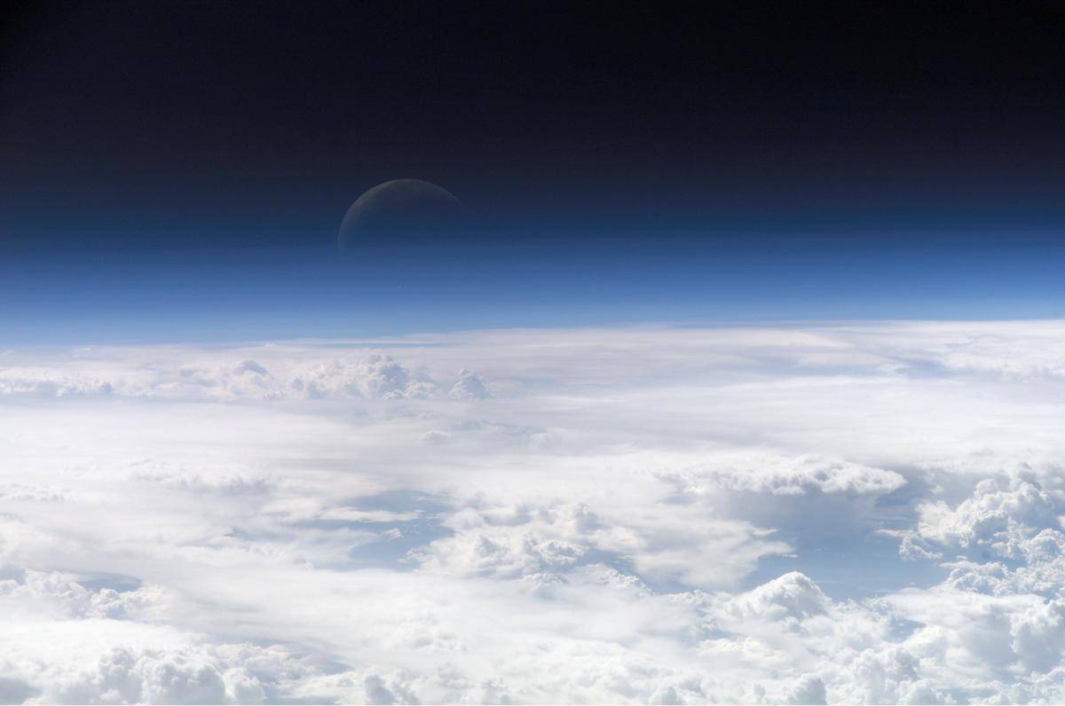 potret atmosfer Bumi dari luar angkasa (commons.wikimedia.org/NASA Earth Observatory)
