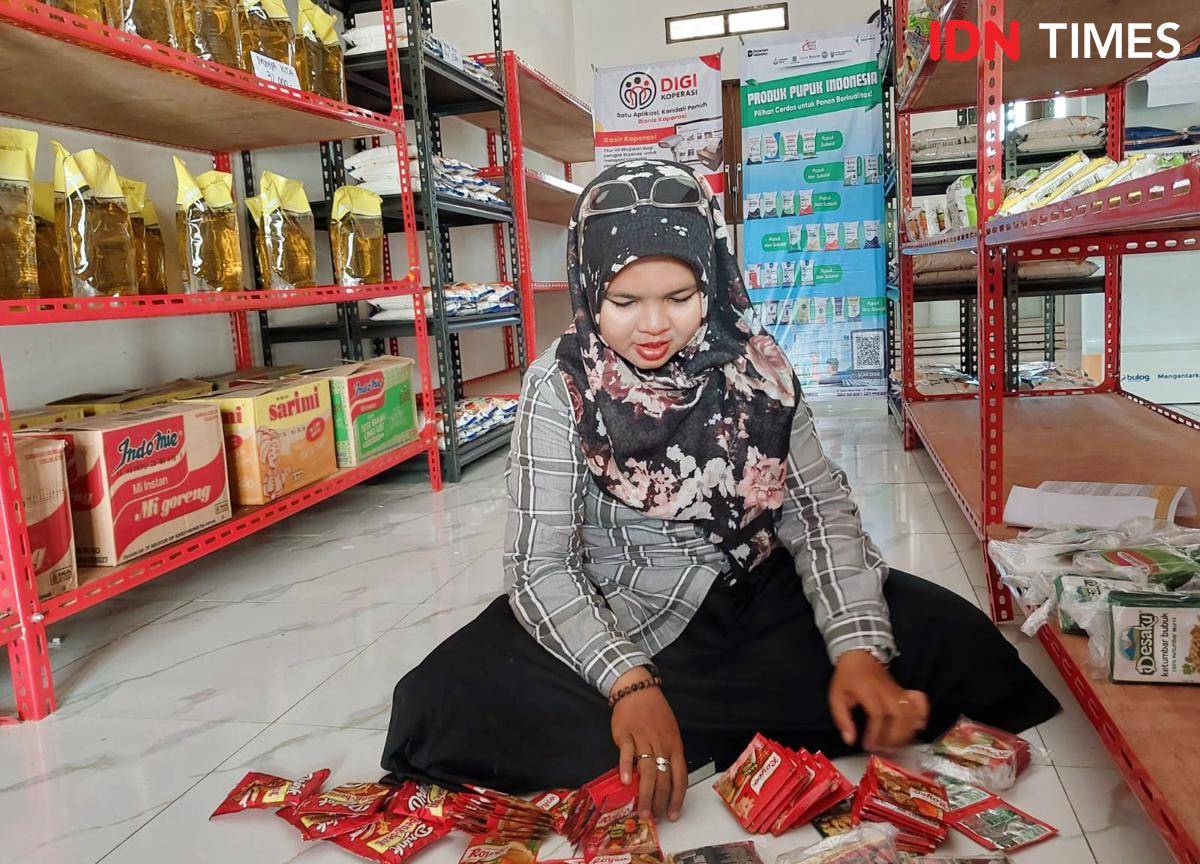 Yulinda, selaku Wakil Ketua Bidang Anggota Kopdes Merah Putih Indrasari, ikut turun tangan mengelola usaha toko. (Hendra Lianor/IDN Times) 