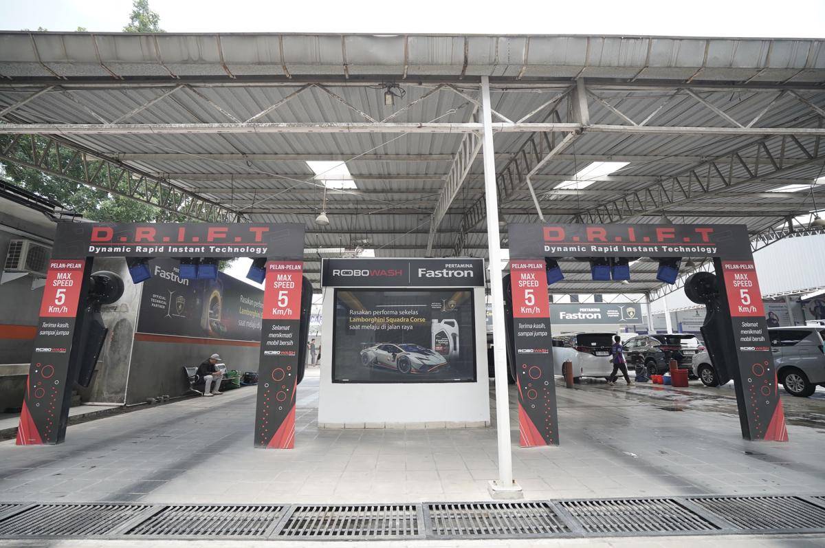 Tampilan area layanan cuci otomatis Robowash di Outlet Grand Sehat, Medan, yang kini dilengkapi dengan fasilitas lounge Fastron untuk meningkatkan kenyamanan pelanggan..JPG
