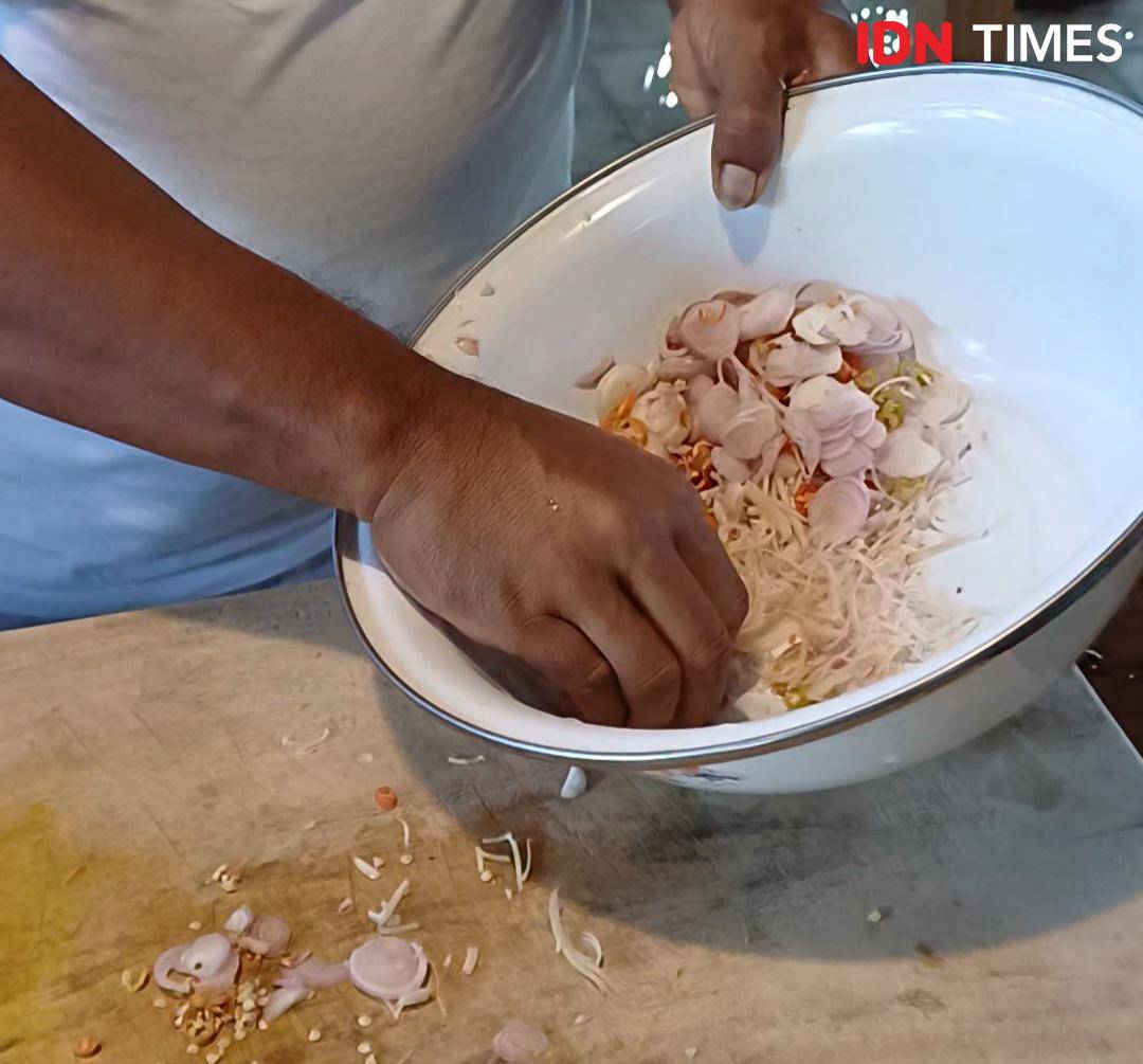 Potret membuat sambal matah khas Bali