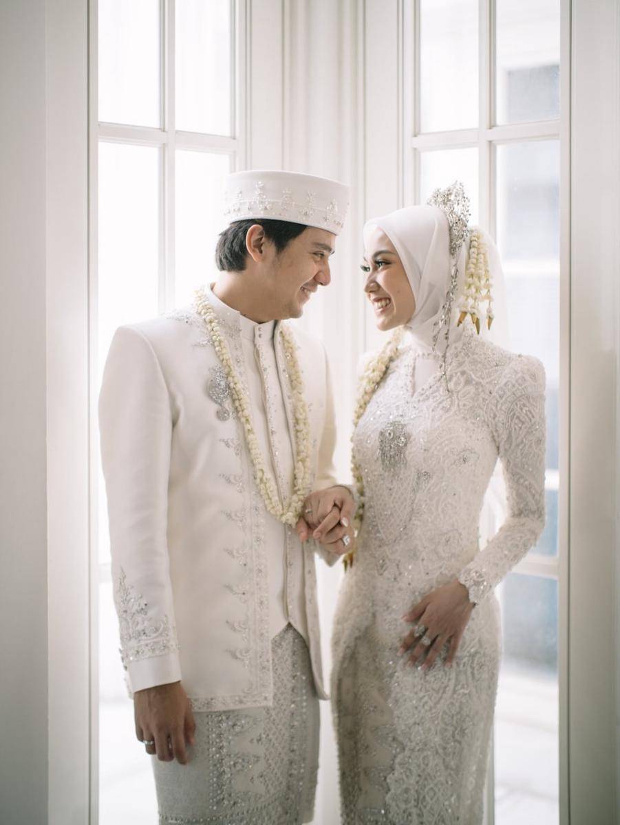 In the in-betweens, love quietly showed up. Happy wedding to @arbaniyasiz & @raissarmdhn.Photo @-3.jpg