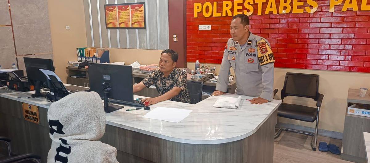 Orang tua korban saat melapor ke SPKT Polrestabes Palembang (Dok: Polrestabes Palembang)