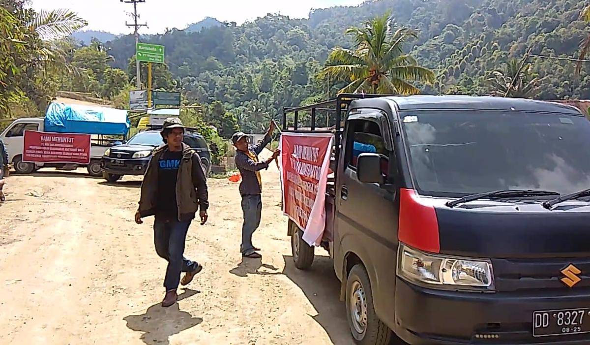 Warga Rante Balla, Kecamatan Latimojong, Kabupaten Luwu, Sulawesi Selatan, menutup akses jalan menuju tambang emas, Jumat (8/8/2025). (Dok. Istimewa)