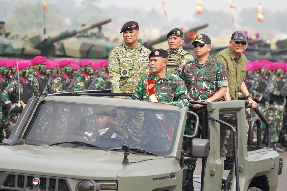 Momen gladi bersih ketika Panglima TNI, Jenderal Agus Subiyanto, Menteri Pertahanan, Sjafrie Sjamsoeddin dan Wakil Kepala Staf TNI AD, Letjen Tandyo Budi Revita meninjau pasukan di Batujajar, Bandung. (Dokumentasi Puspen TNI)