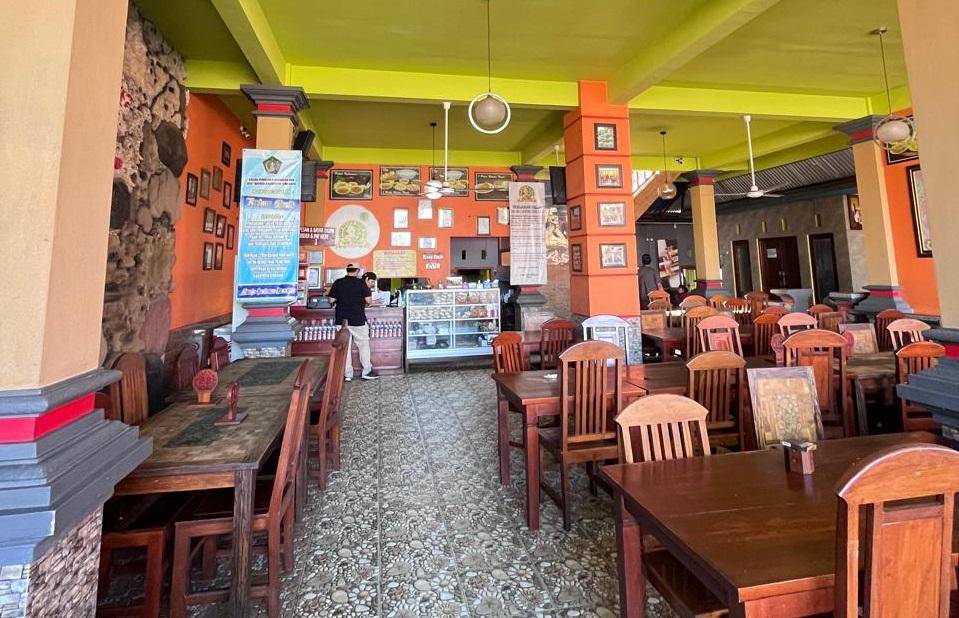 Potret area makan Ayam Betutu Men Tempeh, Bali 