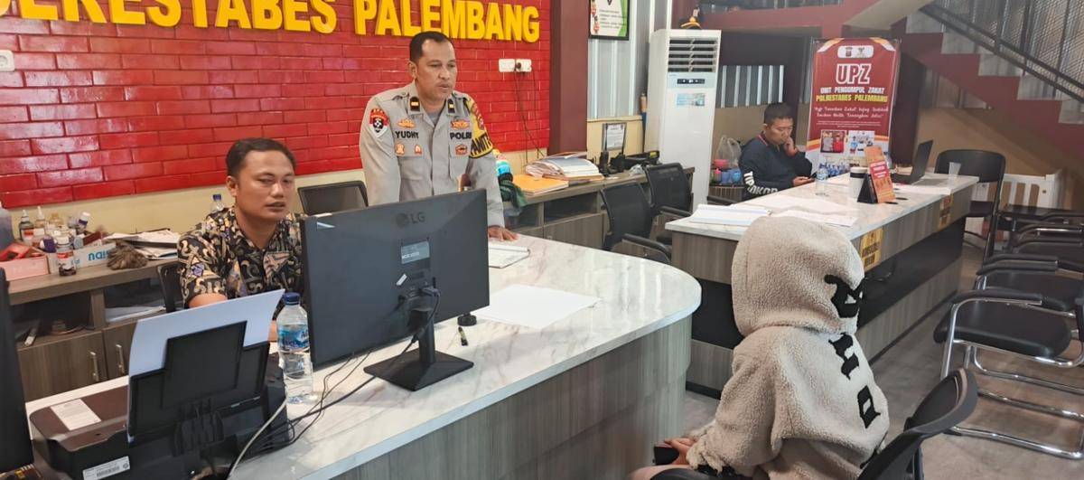 Orang tua korban saat melapor ke SPKT Polrestabes Palembang (Dok: Polrestabes Palembang)