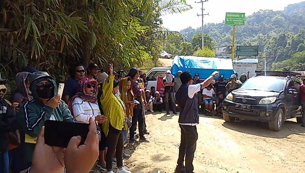 Warga Rante Balla, Kecamatan Latimojong, Kabupaten Luwu, Sulawesi Selatan, menutup akses jalan menuju tambang emas, Jumat (8/8/2025). (Dok. Istimewa)