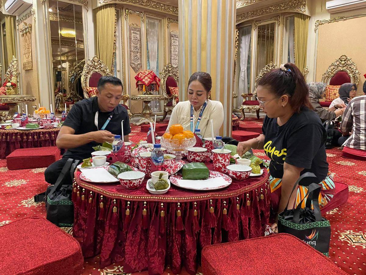 3 Warga ikut menyantap makanan tradisional Minangkabau dalam makan bajamba (Foto: IDN Times/Halbert Caniago)