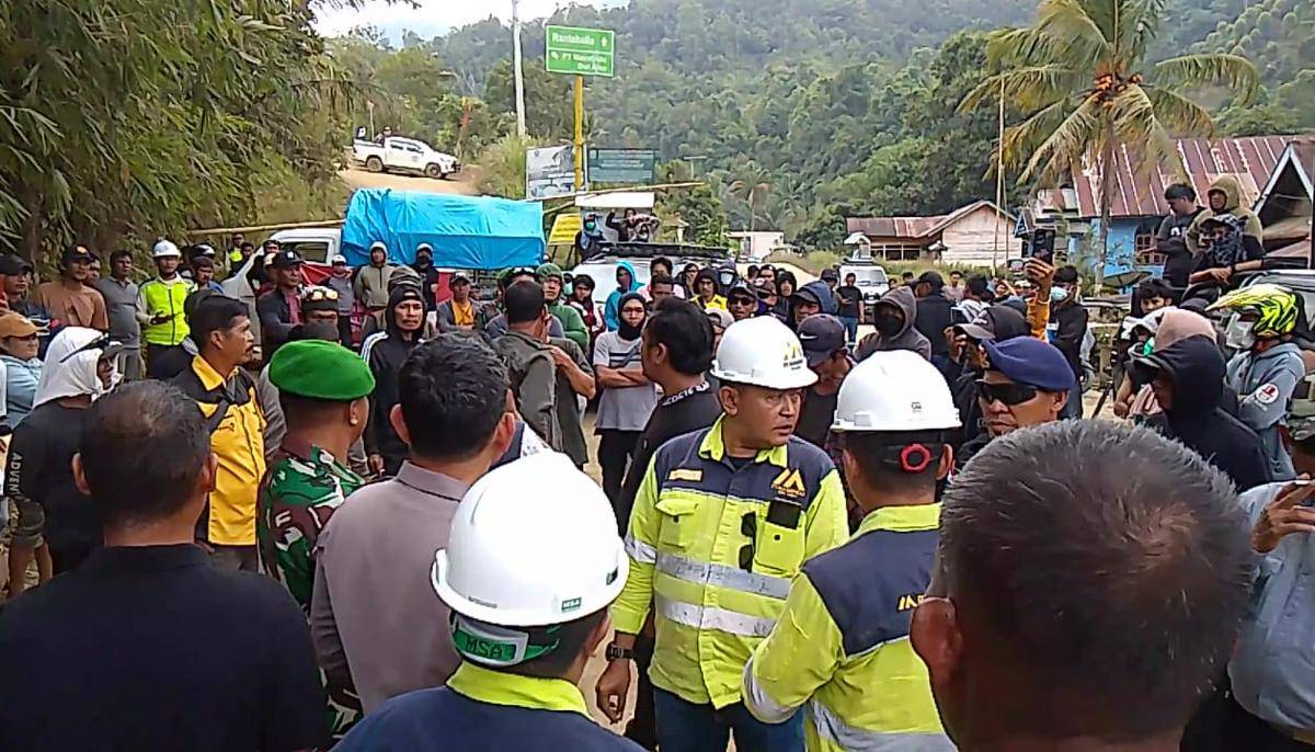 Warga Rante Balla, Kecamatan Latimojong, Kabupaten Luwu, Sulawesi Selatan, menutup akses jalan menuju tambang emas, Jumat (8/8/2025). (Dok. Istimewa)