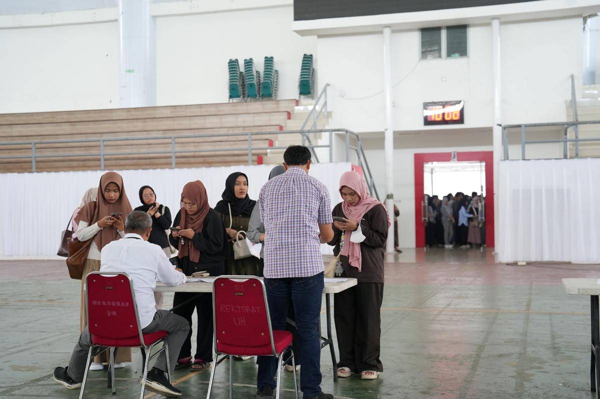 Unhas bagikan 10 ribu lebih jas almamater gratis untuk mahasiswa baru. (Dok. Istimewa)