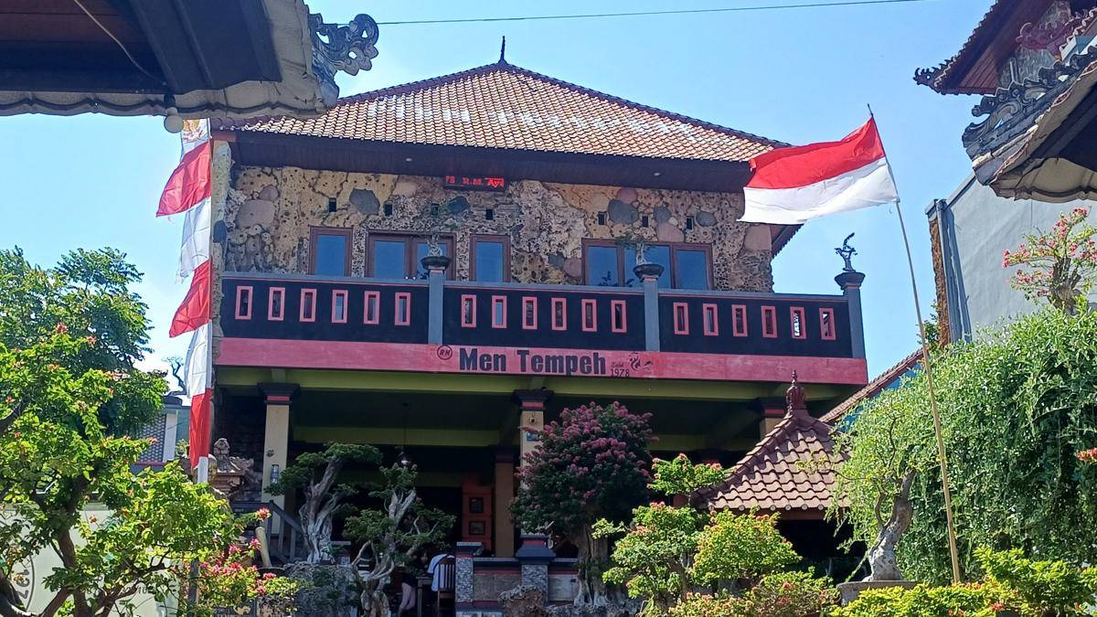 Potret Ayam Betutu Men Tempeh, Bali