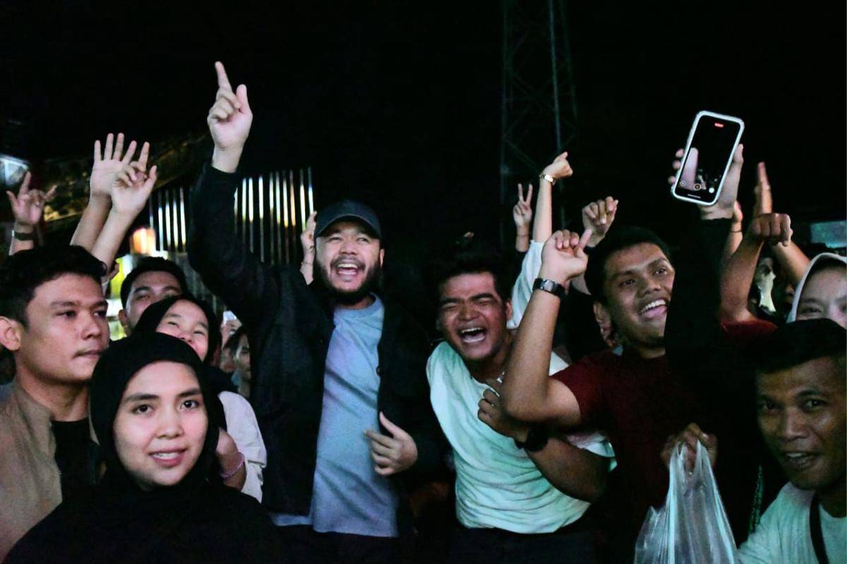 Wali Kota Padang, Fadli Amran bersama warga menyaksikan konser Nidji (Foto: Pemkot Padang)