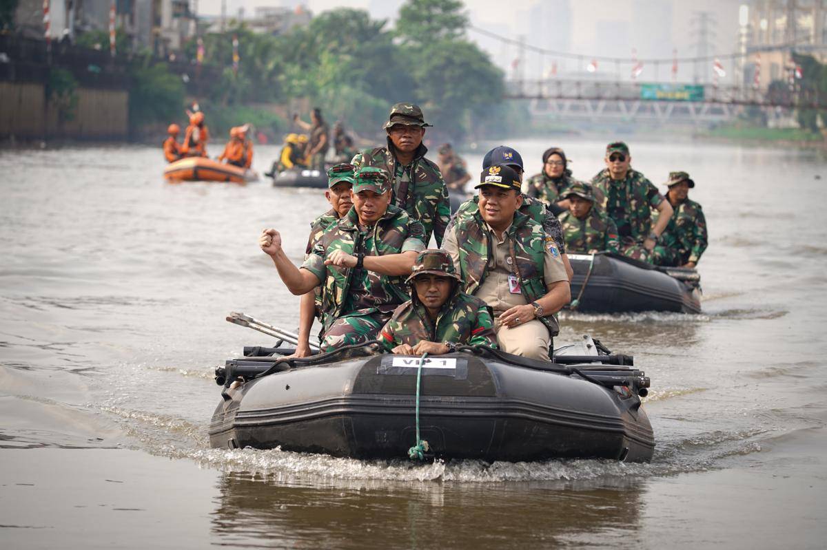 Pangdam Jayakarta, Mayjen TNI Deddy Suryadi ketika melakukan aksi bersih-bersih sampai di Kanal Kali Banjir Barat. (Dokumentasi Kodam Jaya)