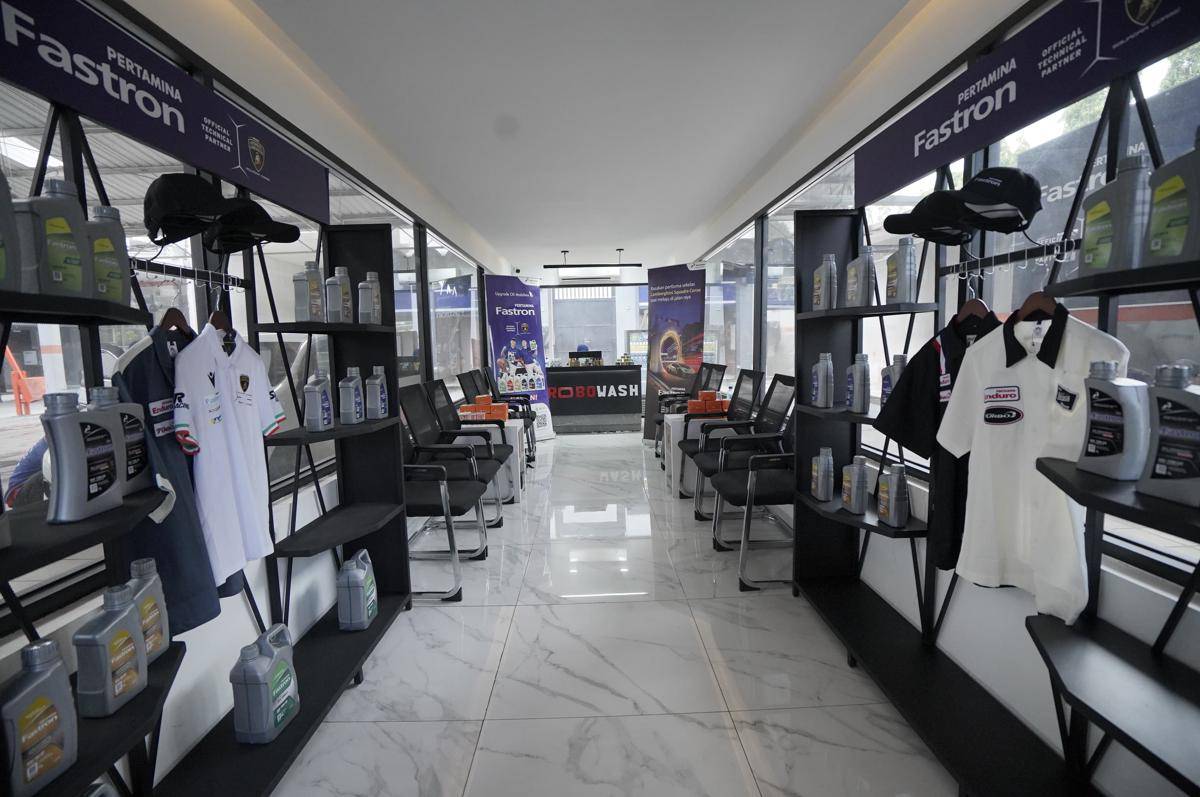 Suasana dalam Lounge Robowash x Fastron yang modern dan nyaman, dilengkapi experience corner berisi berbagai produk pelumas Pertamina Fastron serta merchandise bagi pelanggan.JPG