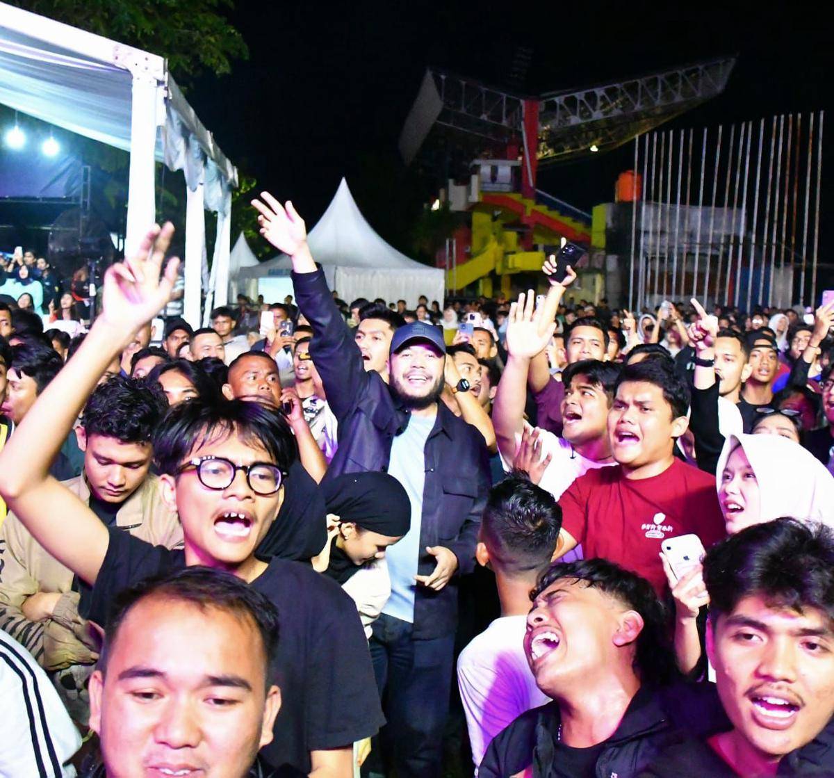 Wali Kota Padang, Fadli Amran bersama warga menyaksikan konser Nidji (Foto: Pemkot Padang)