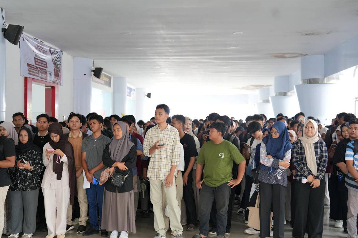 Unhas bagikan 10 ribu lebih jas almamater gratis untuk mahasiswa baru. (Dok. Istimewa)
