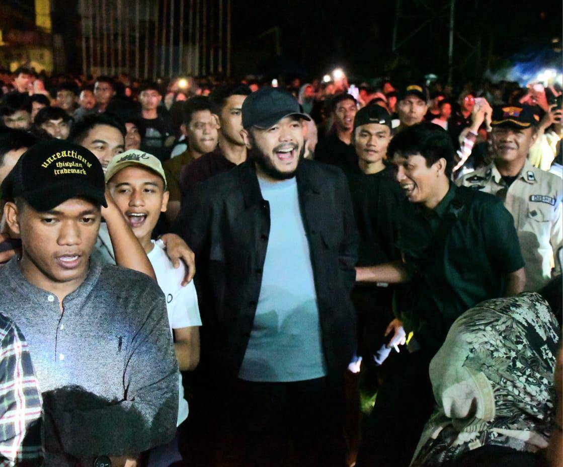 Wali Kota Padang, Fadli Amran bersama warga menyaksikan konser Nidji (Foto: Pemkot Padang)