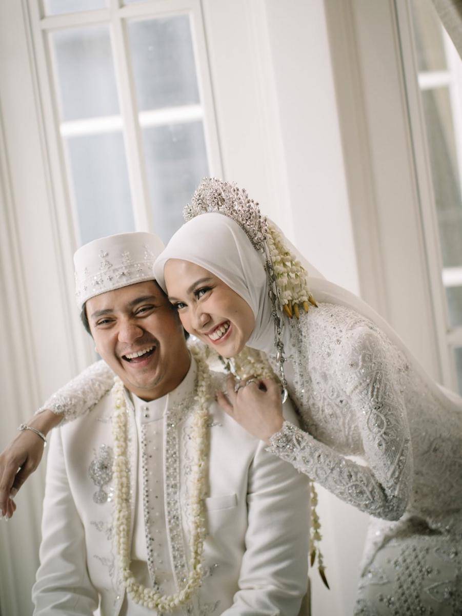 In the in-betweens, love quietly showed up. Happy wedding to @arbaniyasiz & @raissarmdhn.Photo @-5.jpg