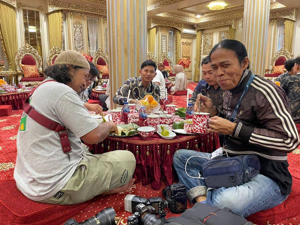 Warga Kota Padang ikut menyantap makanan tradisional Minangkabau dalam makan bajamba (Foto: IDN Times/Halbert Caniago)