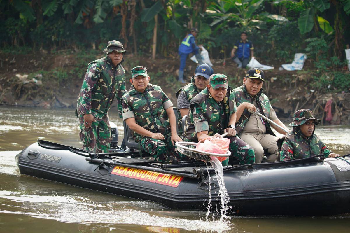 Pangdam Jayakarta, Mayjen TNI Deddy Suryadi ketika melakukan aksi bersih-bersih sampai di Kanal Kali Banjir Barat. (Dokumentasi Kodam Jaya)