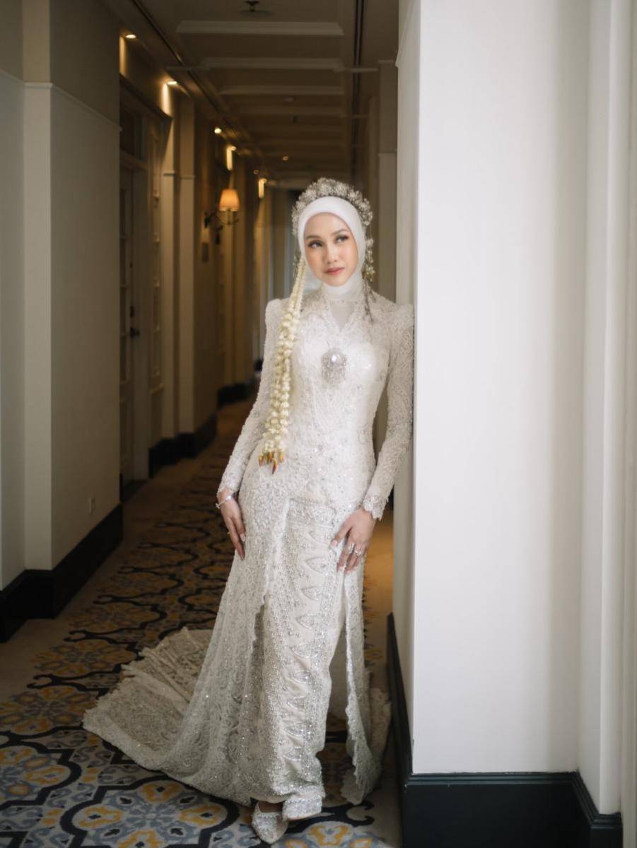 In the in-betweens, love quietly showed up. Happy wedding to @arbaniyasiz & @raissarmdhn.Photo @.jpg
