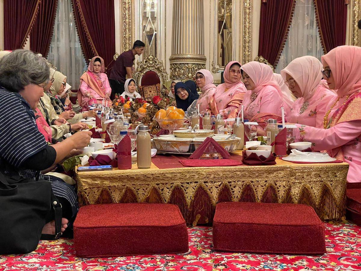 Makan bajamba di Rumah Gadang Baiturahmah (Foto: IDN Times/Halbert Caniago)