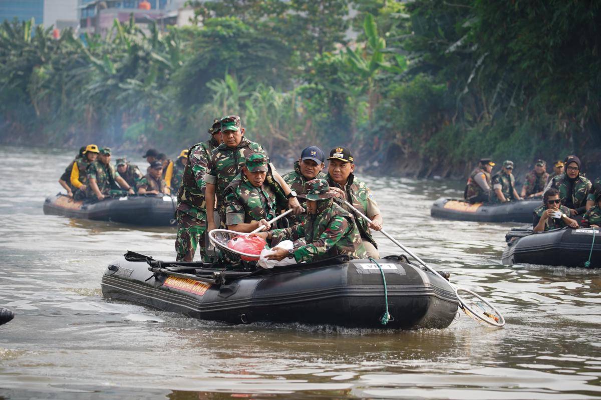 Pangdam Jayakarta, Mayjen TNI Deddy Suryadi ketika melakukan aksi bersih-bersih sampai di Kanal Kali Banjir Barat. (Dokumentasi Kodam Jaya)