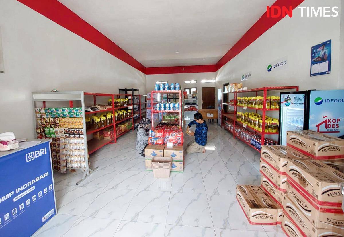 Isi toko Koperasi Desa Merah Putih Indrasari, di Martapura, Kabupaten Banjar, Kalsel, Jumat (8/8/2025). 