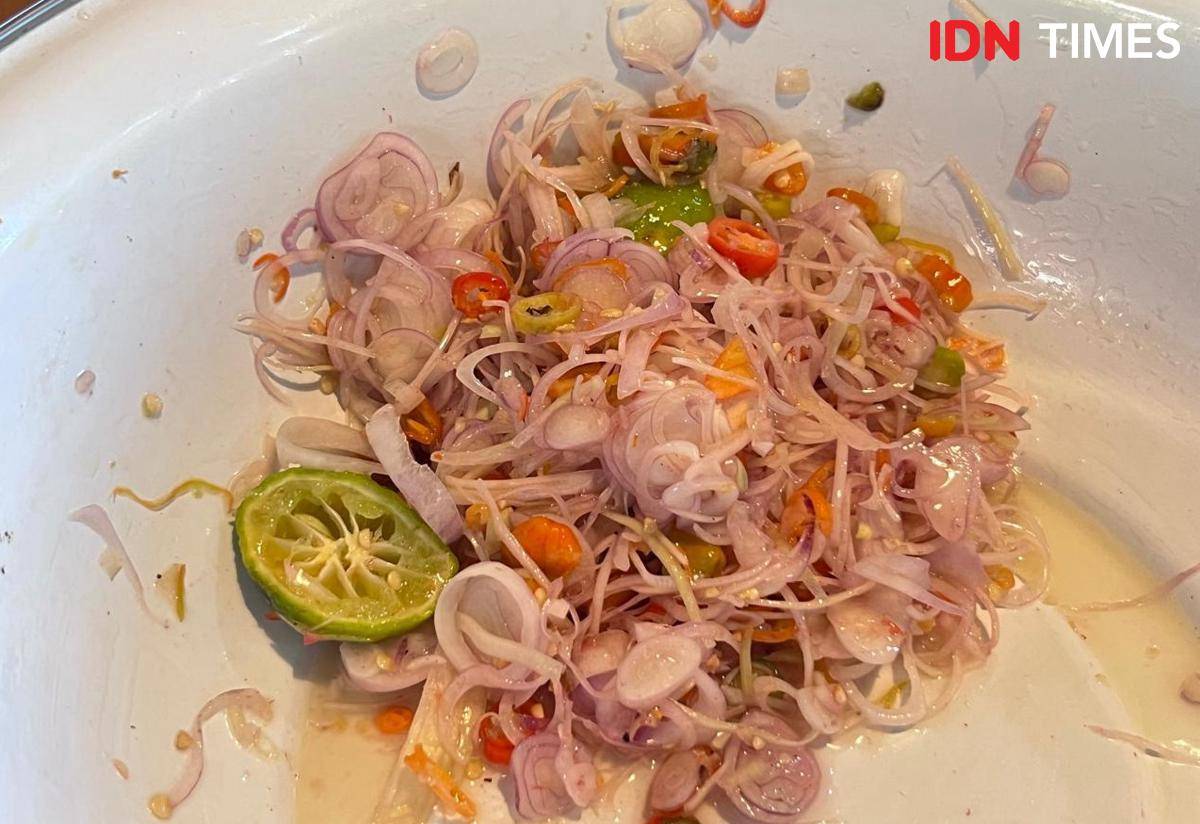 Potret sambal matah khas Bali
