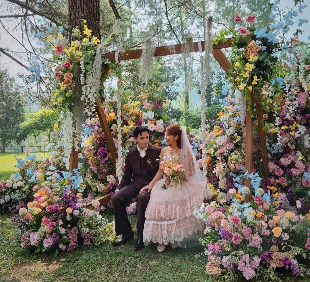 Resepsi pernikahan Nadin Amizah dan Faisal Tanjung. (Instagram.com/vidialdiano)